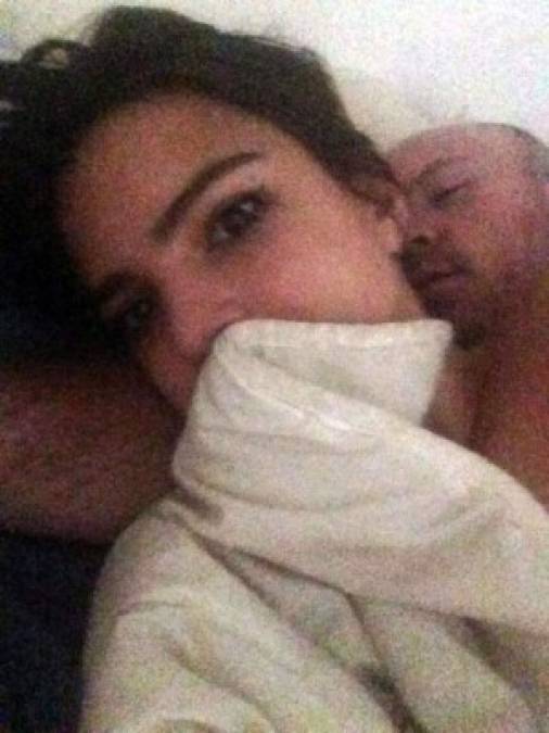 En una de las fotos que se filtraron, Emily aparece con este hombre en la cama.