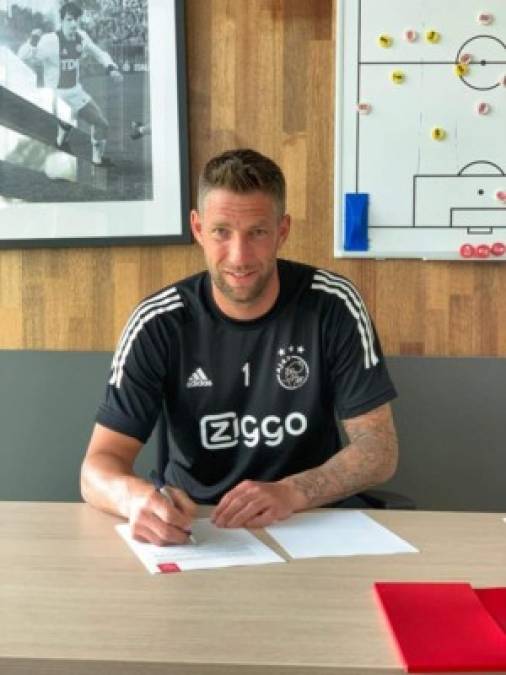 Maarten Stekelenburg: El veterano portero holandés de 39 años de edad ha sido fichado por el Ajax, club en el que militó hace unos años atrás. El cancerbero llega procedente del Everton.<br/>