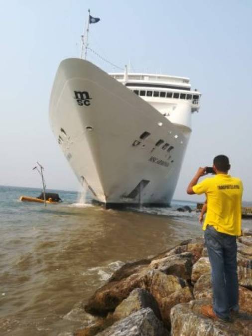 El crucero también presenta daños en su proa o parte delantera.