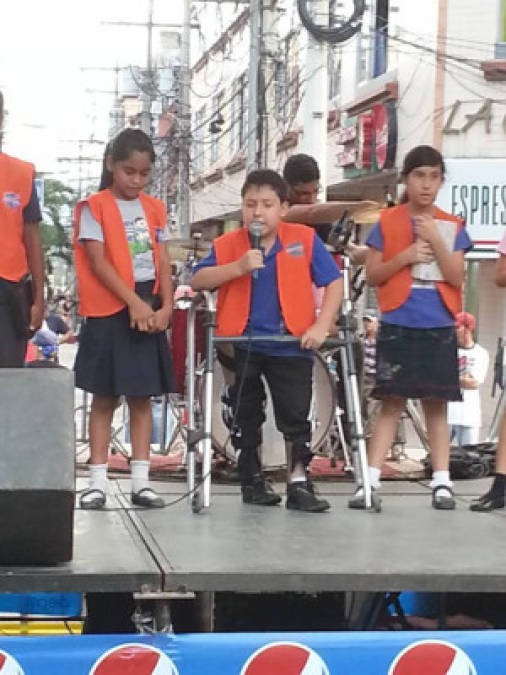 Un grupo de niños hondureños en las actividades del 24-0 en San Pedro Sula, Honduras.