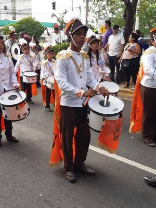 Marvin Vega tocando el tambor de la banda de guerra.