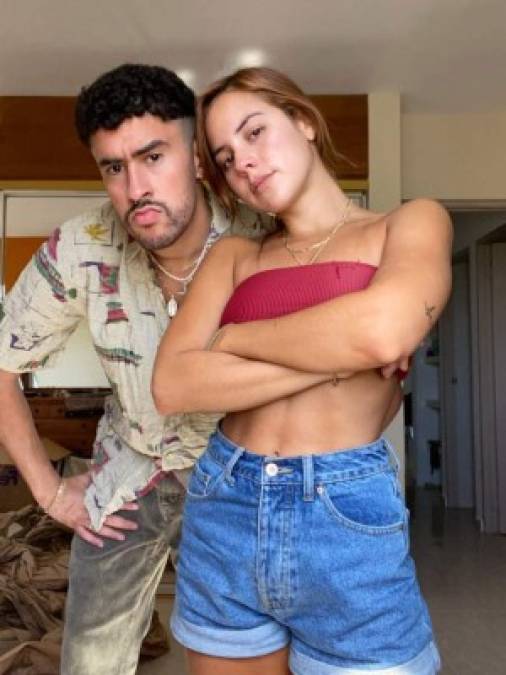 Bad Bunny y su novia Gabriela Berlingeri.