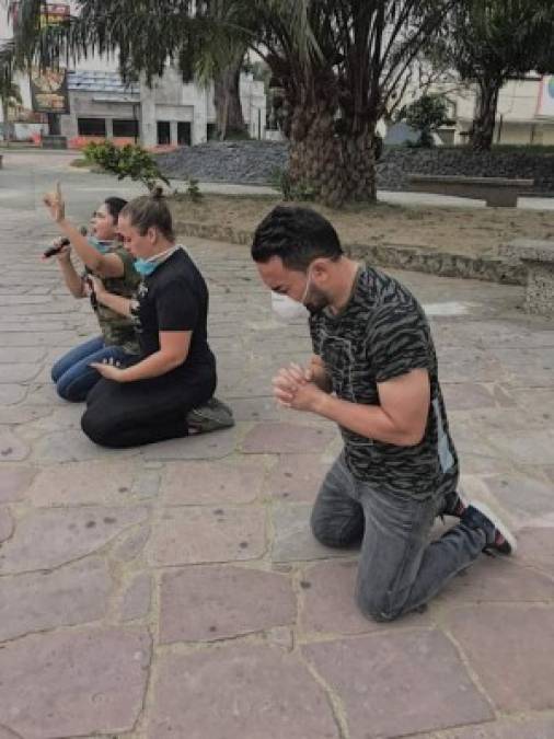 Derick Hulse y miembros de su iglesia salieron desde horas muy tempranas a las calles de Puerto Cortés para clamar por Honduras, que atraviesa un duro momento debido a la pandemia del coronavirus.