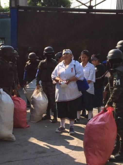 Esta reclusa es llevada por las autoridades a la PNFAS.