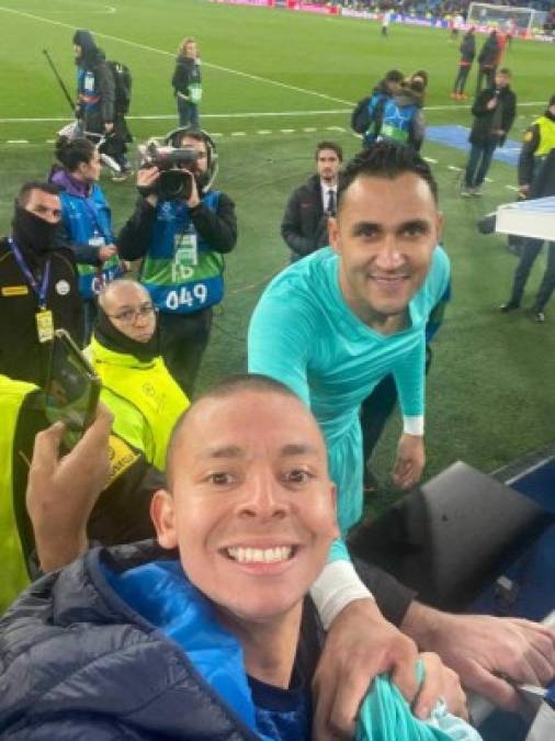 Keylor Navas le regaló su camisa a un costarricense en las gradas