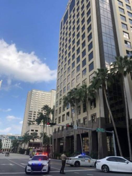 La policía de Miami informó a través de su cuenta oficial de Twitter que algunos edificios en el área del Downtown de Miami fueron evacuados. Foto tomada de @T13