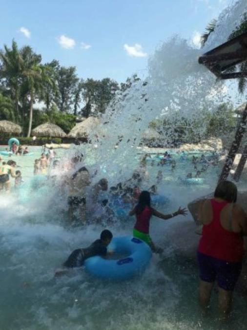 Además de apasiguar el calor bajos las aguas de Zizima los veraneantes pueden degustar de ricas comidas.