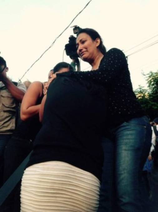 Varias mujeres gritan desconsoladas llorando a sus familiares que perecieron en la masacre ocurrida en horas de la madrugada en la colonia 19 de Septiembre.