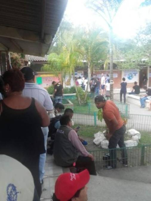 Ambiente en la escuela Sotero En El Hatillo, centro donde vota Gabriela Núñez.