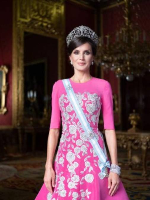 Como parte de la sesión fotográfica, la reina Letizia también vistió de gala y para ello, optó por uno de los trajes que vistió recientemente en su visita a Japón: un diseño de Carolina Herrera hecho a medida que lució en la cena de gala posterior a la entronización del Emperador Naruhito.