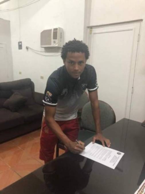 En la Liga de Ascenso el Santos de Siguetepeque anunció la contratación del jugador Bryan Acosta, quien llega procedente del Real de Minas.