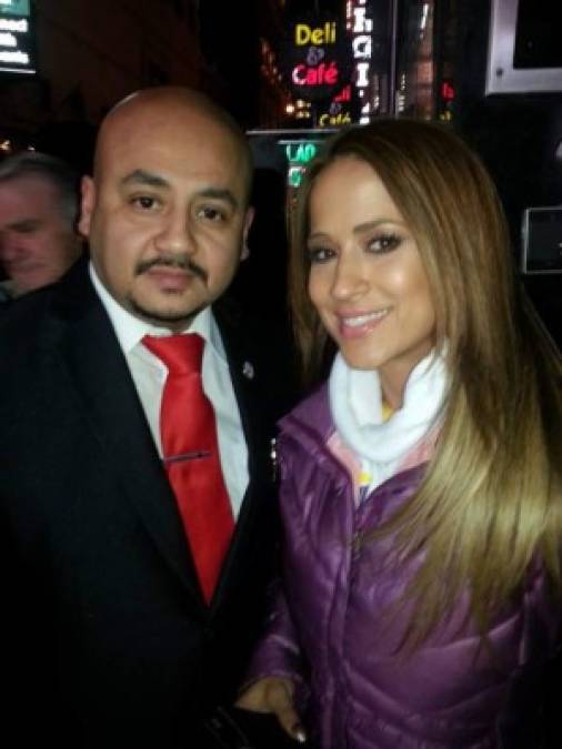 Sergio Alberto Pérez con la periodista Jackie Guerrido.