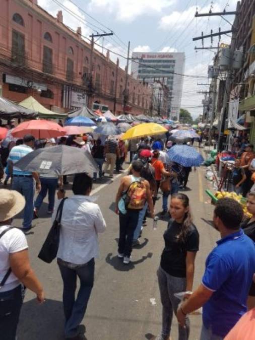 Los maestros gritaban al paso que no eran saqueadores y de hecho, no se produjeron mayores incidente durante la manifestación.