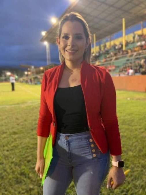 La bella periodista de Televicentro, Tanya Rodríguez, estuvo en el juego Honduras Progreso-Motagua.