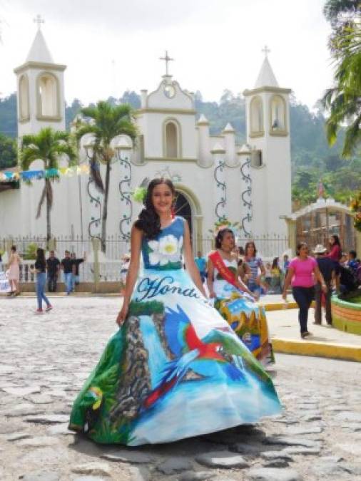 San Luis Santa Bárbara no se quedó atrás, el desfile estuvo espectacular al mostrar su cultura y belleza.