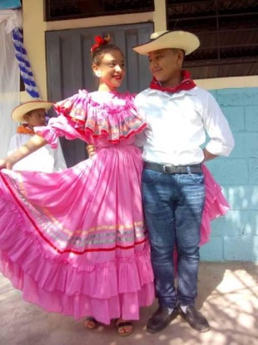 Alisson Fonseca con su compañero de baile, posando con un hermoso traje de danza.