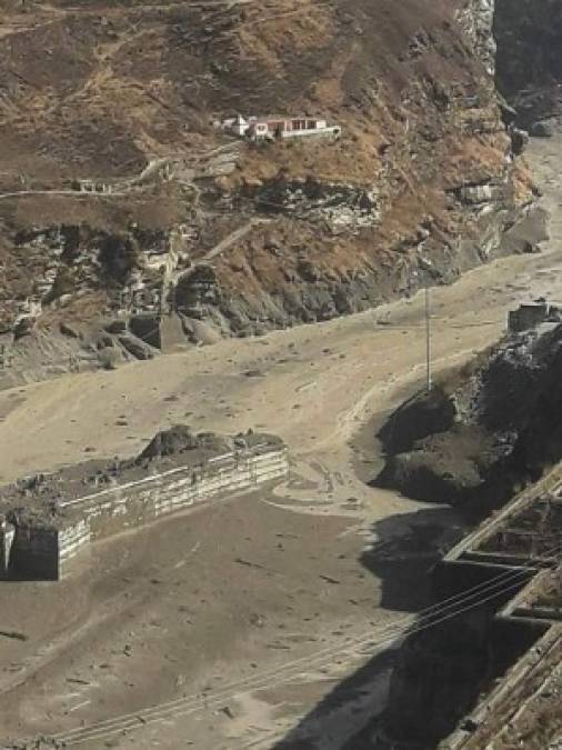 Este lunes, todas las miradas estaban puestas en las labores de rescate de una treintena de esos trabajadores atrapados en el interior de un túnel cerca de una de las centrales.