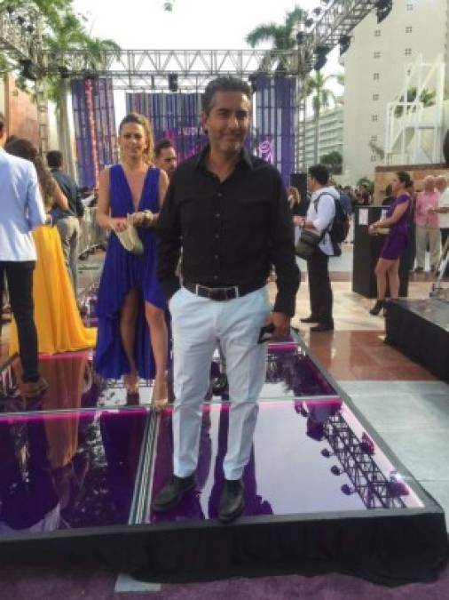 Raúl Araiza definitivamente fue uno de los peores vestidos. Alguien le pudiera decir que es unan alfombra y no un evento social.