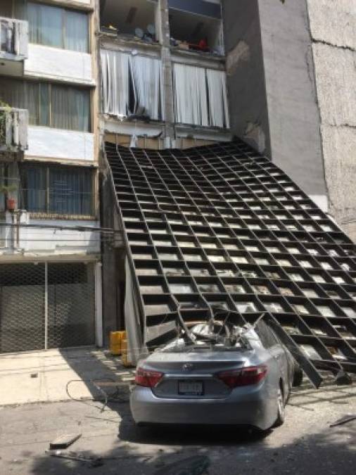 La acumulación de personas en las calles junto al corte de electricidad que ha dejado sin funcionar a los semáforos, provoca un auténtico caos en el tráfico de la zona central.