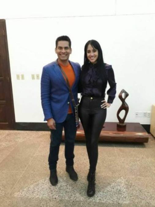 Ximena Suárez posando junto al reconocido periodista Ismael Cala, que trabajó en CNN.