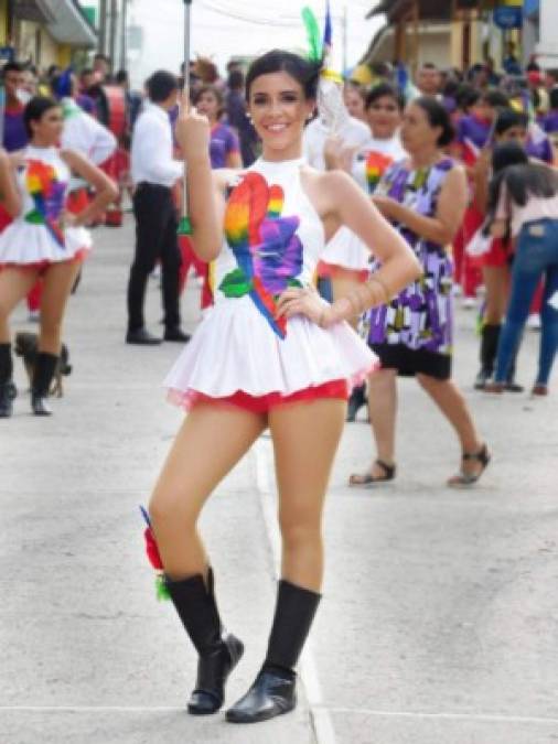 Esta bella chica de Santa Bárbara fascinó con un hermoso vestido con la Guacamaya Roja dibujada.