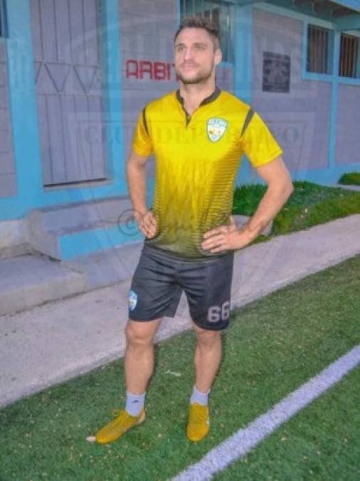El delantero ruso ya se puso la camiseta del Real de Minas y en su primer entrenamiento llevó sus implementos deportivas en una bolsa plástica.