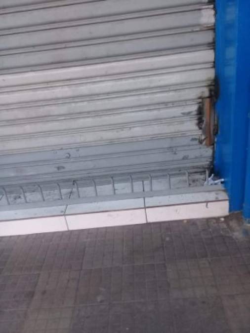 Las cortinas metálicas de varios negocios fueron reforzadas para tratar de impedir que pudieran ser abiertas por la fuerza.