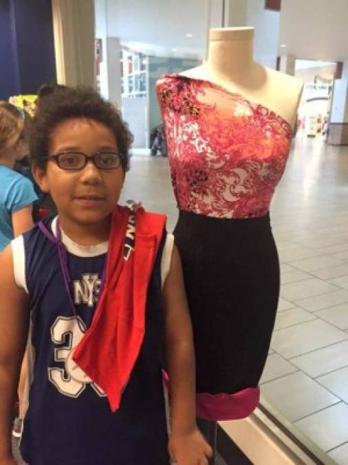 Xavier Elliott de 10 años confecciona ropa para personas de la calle.