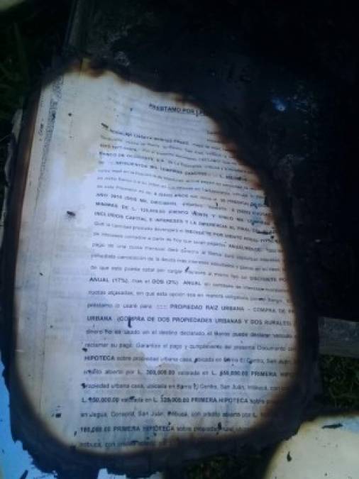 Dentro de los juzgados sampedranos los manifestantes incendiaron una parte del edificio dejando algunos documentos y mobiliarios destruidos.