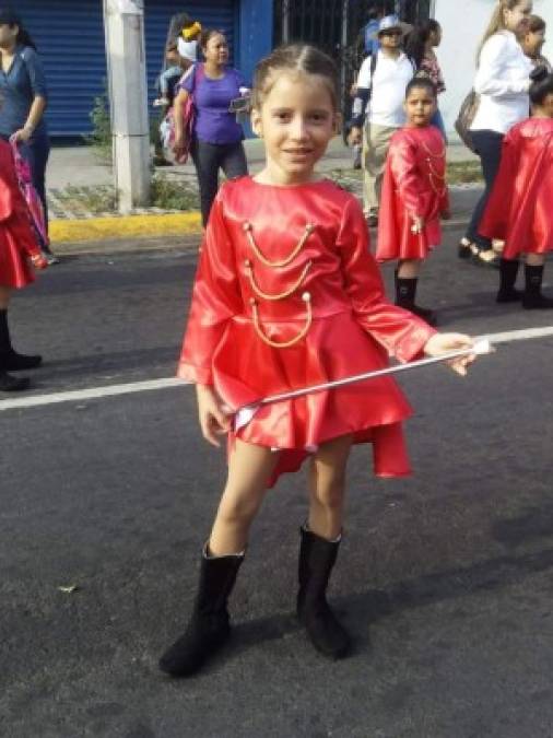 De la escuela Madre María Luisa de San Pedro Sula, la pequeña María Fernanda posando en los desfiles.
