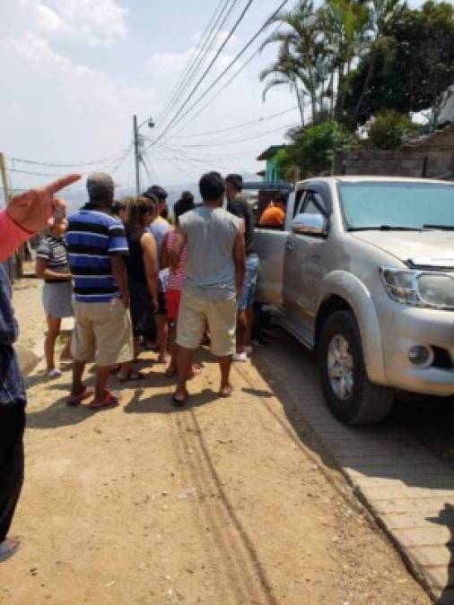 Las familias se acercaron para recibir las donaciones que llevó Carlos Discua.