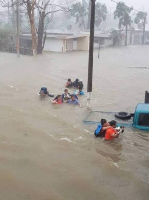 Rosselló trazó un panorama de lo que María ha causado hasta ahora, desde desbordamiento de ríos e inundaciones hasta una marejada ciclónica que ha llegado a 5,7 pies (1,7 metros) y olas superiores a 20 pies (6 metros).