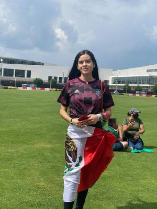 Esta hermosa chica mexicana robó suspiros en las afueras del estadio.