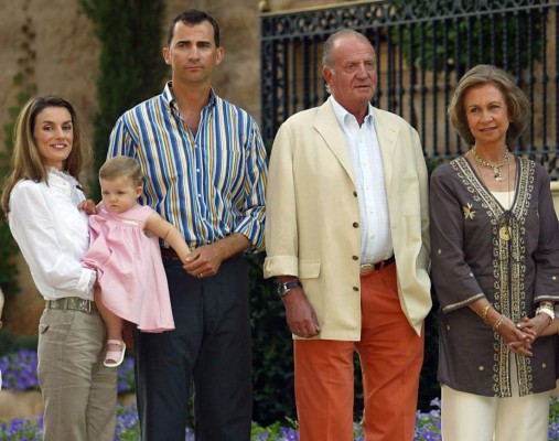 El rey Juan Carlos de España abdica a favor del príncipe Felipe