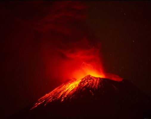 Cierran aeropuerto de centro de México por cenizas de volcán