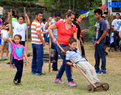Miles disfrutan de los juegos tradicionales en San Marcos