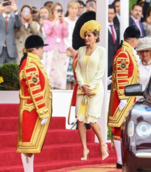 Durante su primer viaje de Estado a Reino Unido, en julio de 2017, la prensa británica ensalzó la elegancia de la reina Letizia, especialmente por el vestido amarillo de Felipe Varela que lució y en el que muchos vieron un guiño al estilo de Isabel II y s<br/>