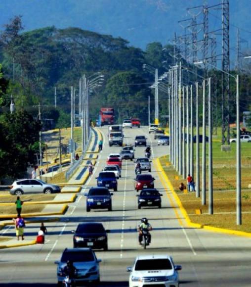 Habilitan segundo anillo tras 22 años. Después de 22 años de estar inconcluso, por fin el segundo anillo periférico y los puentes fueron concluidos en 2016. El presidente Juan Orlando Hernández inauguró la obra construida por el Gobierno bajo la implementación de Invest- Honduras con fondos del Banco Interamericano de Desarrollo (BID). La segunda trocha está valorada en 22 millones de dólares. <br/>