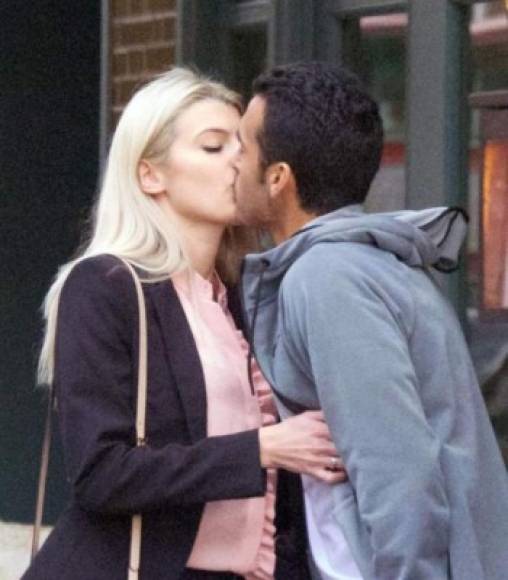 Pedro, delantero del Chelsea, ha sido captado besando a esta rubia en plenas calles de Londres.