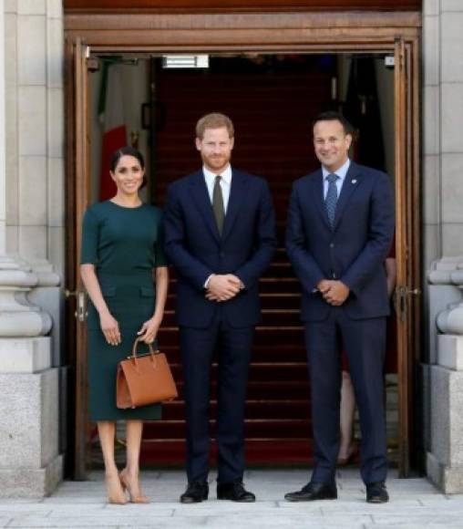 A pesar de las fuertes medidas de seguridad, la pareja desplegó después todo su 'glamour' y cercanía ante los muchos curiosos que les jalearon a su llegada a los edificios del Gobierno, donde se reunieron con el primer ministro irlandés, Leo Varadkar.<br/>