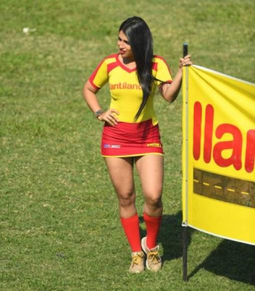 Una hermosa edecán en la cancha del estadio Yankel Rosenthal previo al inicio del partido Marathón-Platense.