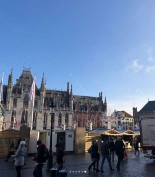 La pantera y su familia hicieron varias fotografías de la Plaza Burg. Este es uno de los lugares en Brugge, Bélgica, que tiene varios de los edificios más emblemáticos.