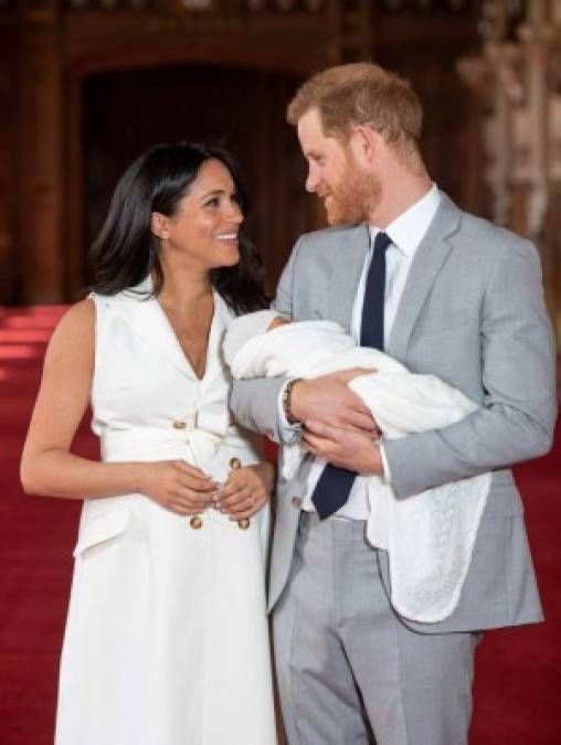 'Tengo a los dos mejores chicos del mundo, estoy realmente feliz', afirmó la duquesa de Sussex desde el gran salón de San Jorge del castillo de Windsor, a las afueras de Londres.<br/><br/>'Tiene un temperamento muy dulce, es bastante tranquilo', agregó la antigua actriz estadounidense, a lo que el duque de Sussex añadió, entre risas, que no sabía de quién sacaba esa tranquilidad.