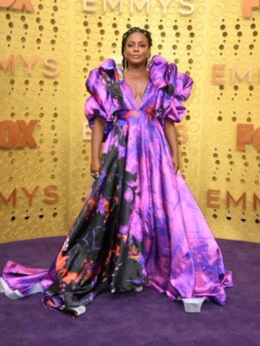 El vestido de Aunjanue Ellis tenía demasiado sucediendo en él, o era volumen o colores.