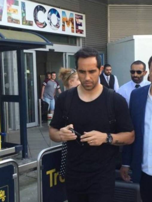 Claudio Bravo ha llegado este martes por la tarde a Manchester procedente de Barcelona, para cerrar su fichaje por el City. El portero chileno, de 33 años, vestido con una camiseta negra y unos 'jeans' del mismo color, pasará el pertinente reconocimiento médico en los próximos días antes de completar su traspaso al conjunto entrenado por Pep Guardiola.