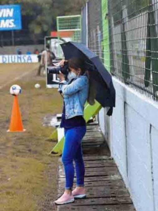 ¡Ni la lluvia la detuvo! La bella periodista Karla López estuvo presente en el estadio Yankel Rosenthal y captó en fotografías los mejores momentos de la goleada de 3-0 del Marathón ante Platense.