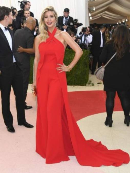 Ivanka Trump en un Ralph Lauren rojo.