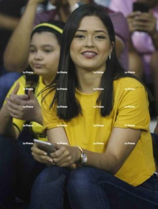 Bellas chicas llegaron al estadio Morazán para presenciar el Real España vs Olimpia. Ella es Andrea, la bella novia del delantero Ángel Tejeda del club sampedrano.