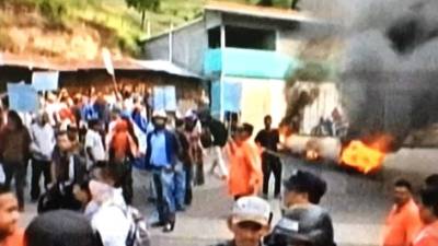 Pobladores de la Colonia Lomas del Diamante protestan esta mañana.