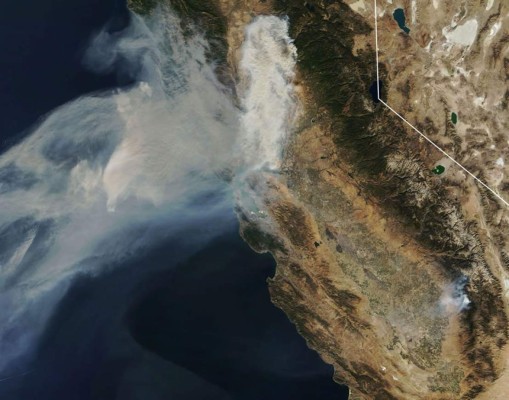 Continúa la búsqueda de víctimas por incendios en California